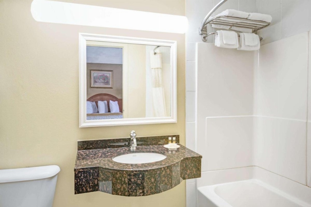 Days Inn by Wyndham Branford New Haven Conference Center Image 12